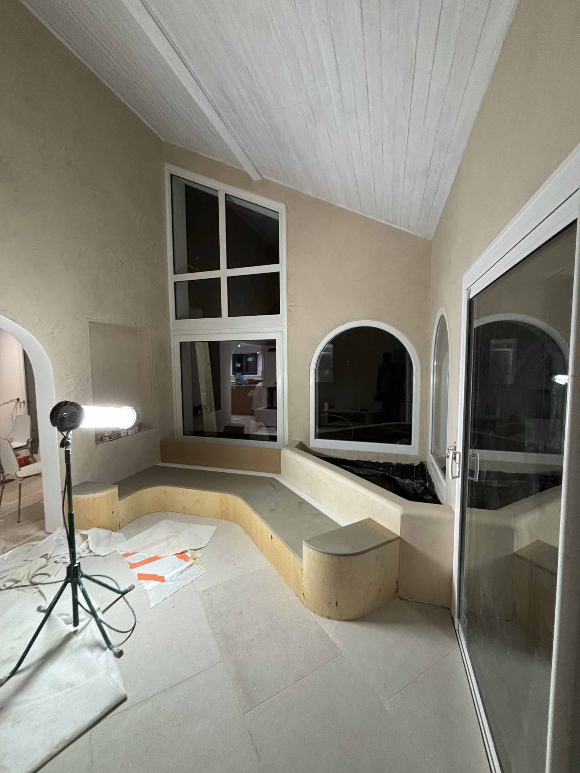 Mur intérieur avec enduit décoratif à la chaux dans une maison près d’Annecy